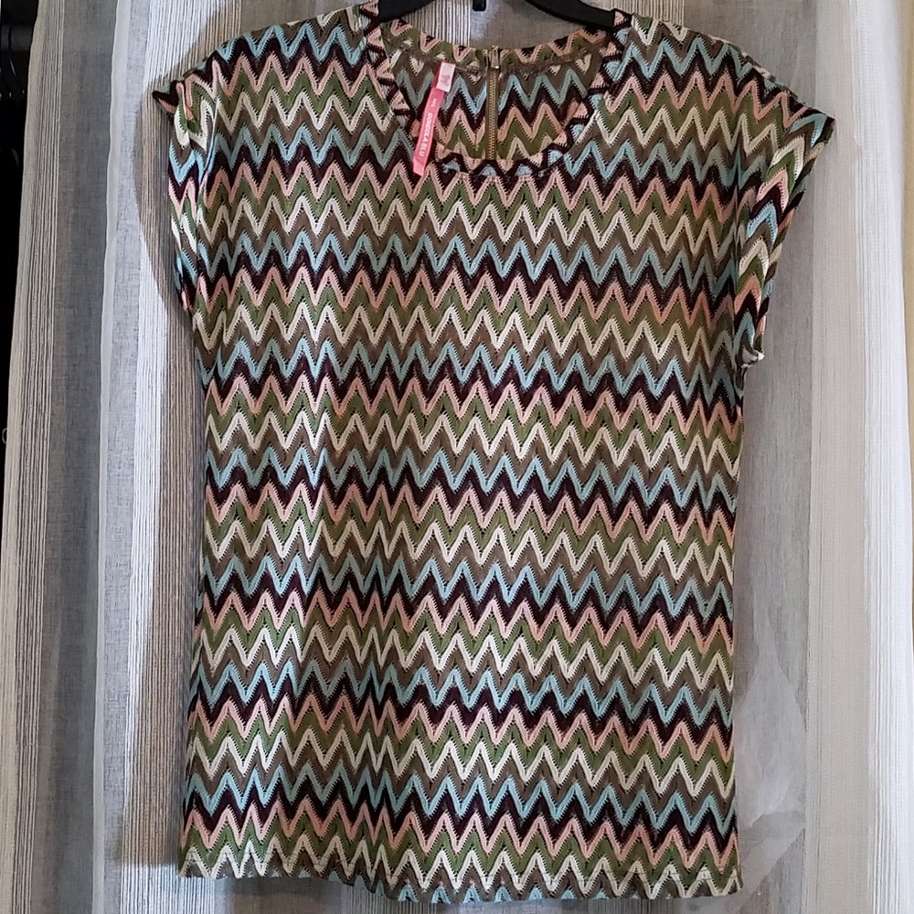 Adorable dressy blouse-excellent condition